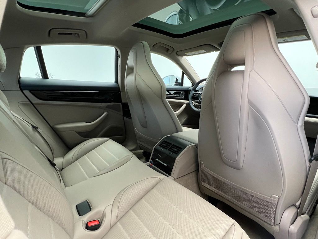 Thumbnail: 2026 Porsche Panamera - 16