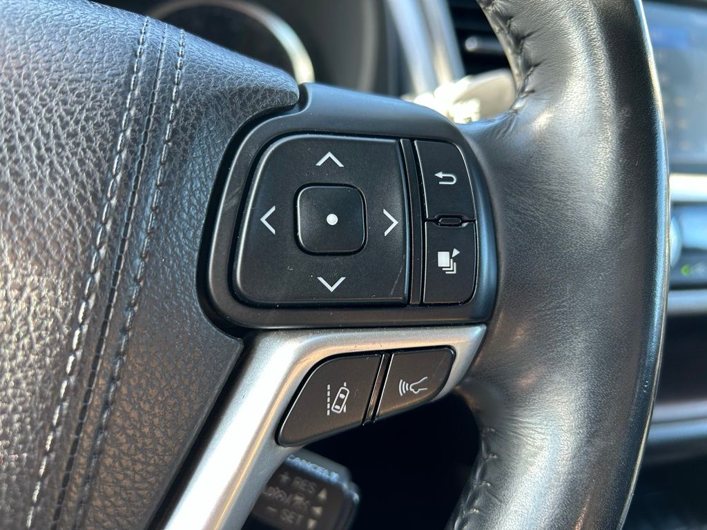 Thumbnail: 2017 Toyota Highlander - 20