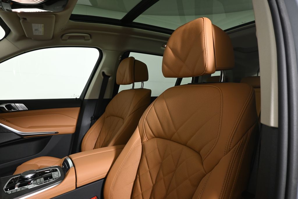 Thumbnail: 2026 BMW X7 - 16