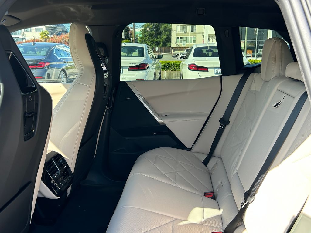 2025 BMW iX xDrive50 31