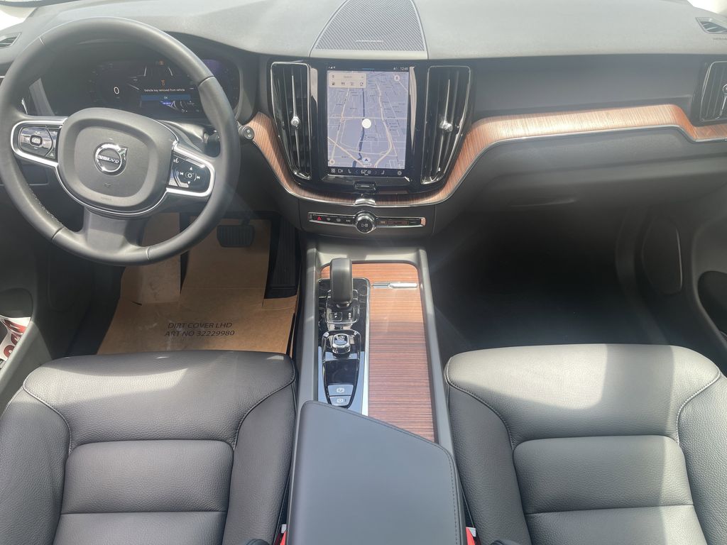 2023 Volvo XC60 B5 Plus Dark Theme photo