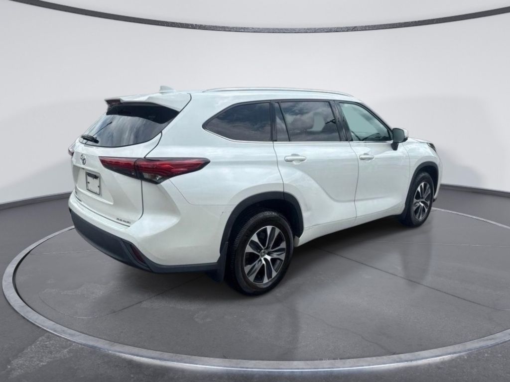 Used 2020 White Toyota XLE image 7