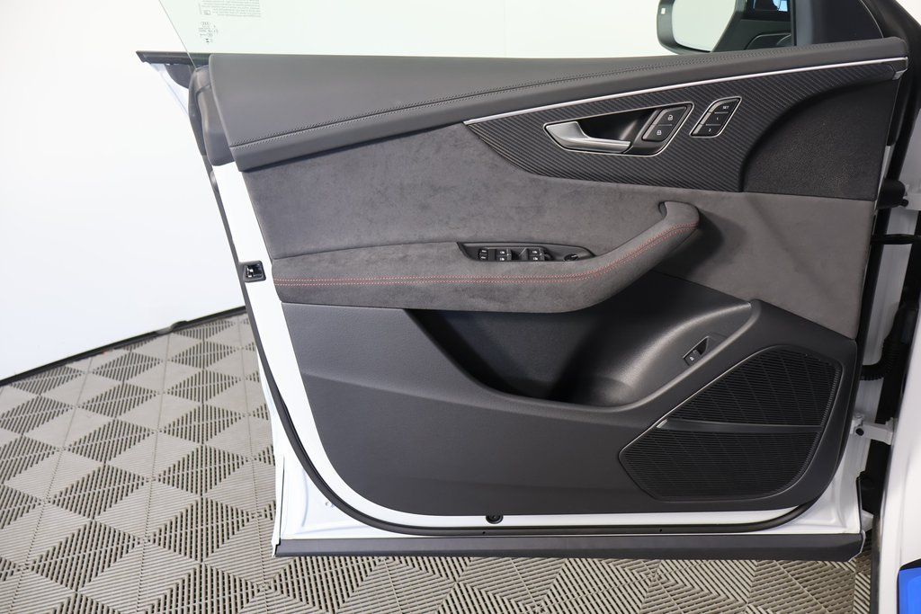 Thumbnail: 2026 Audi RS Q8 - 7