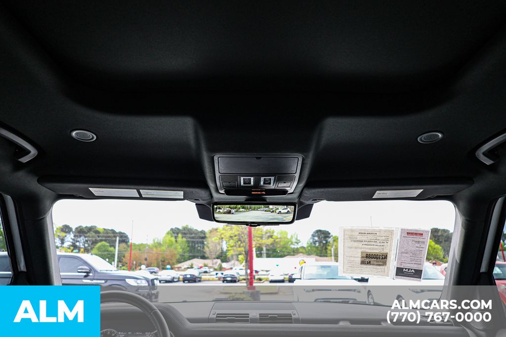 Used 2022 White Land Rover X-Dynamic SE image 54