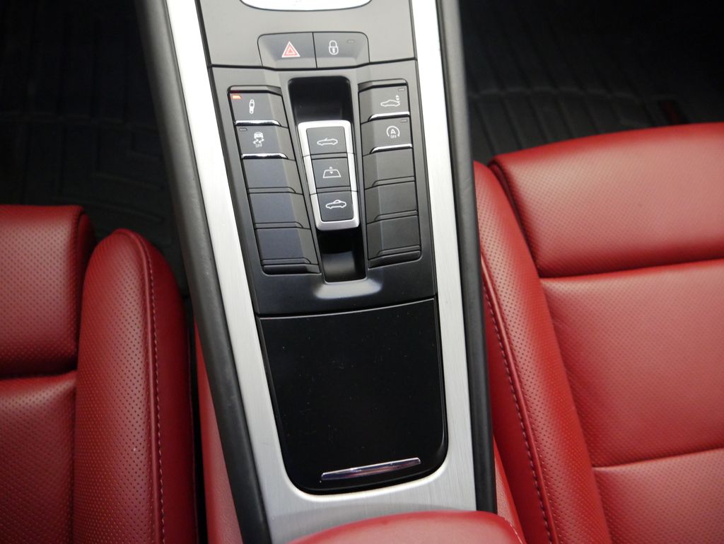 Thumbnail: 2019 Porsche 911 - 32