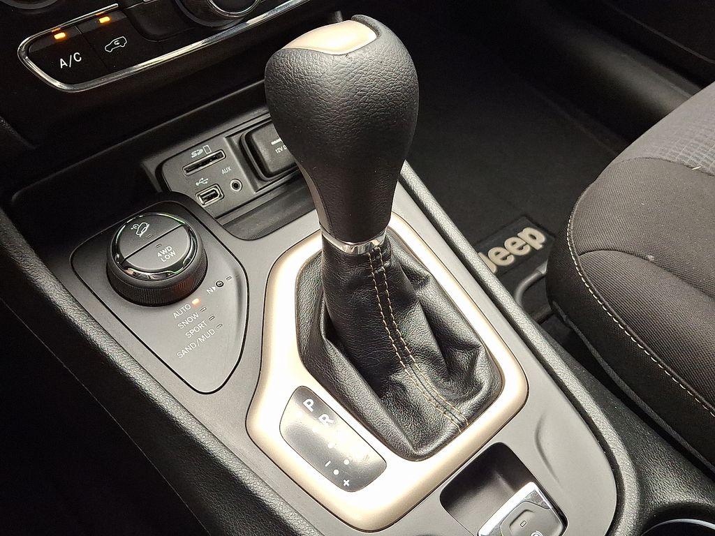 Thumbnail: 2015 Jeep Cherokee - 13