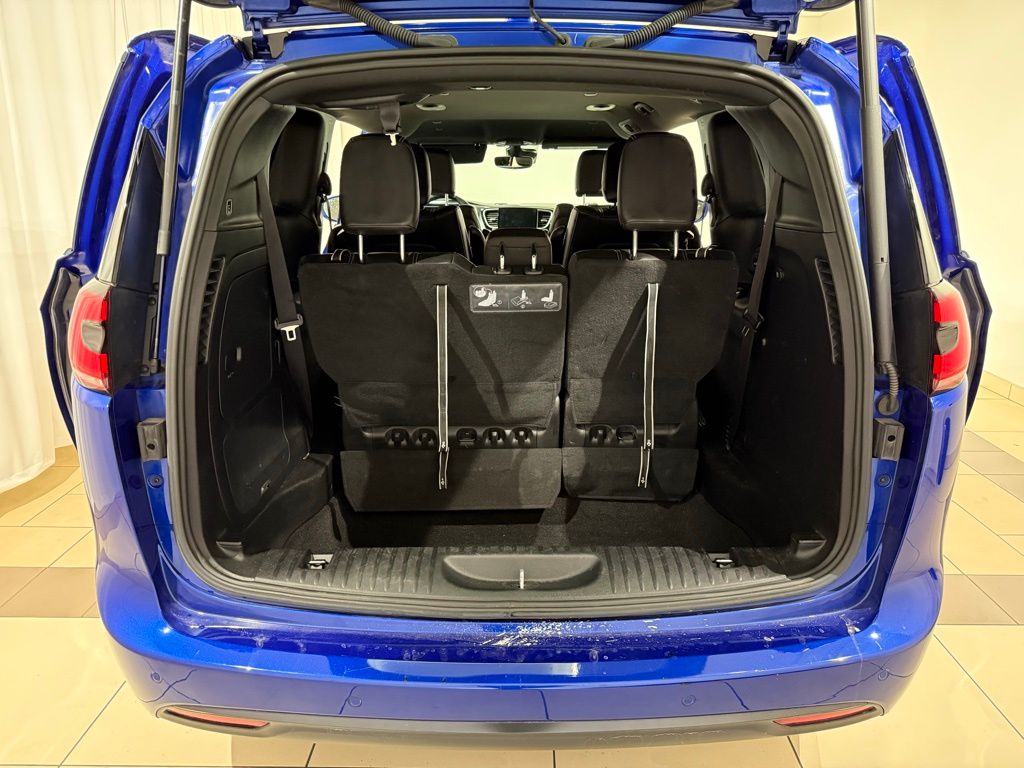 Thumbnail: 2021 Chrysler Pacifica - 11