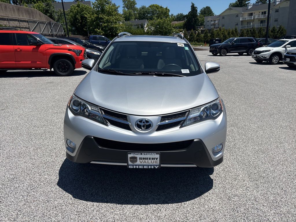 Used 2013 Silver Toyota XLE image 3