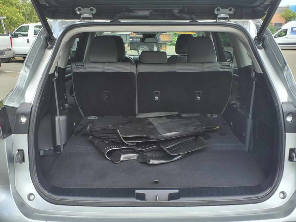 2022 Toyota Highlander LE photo 6