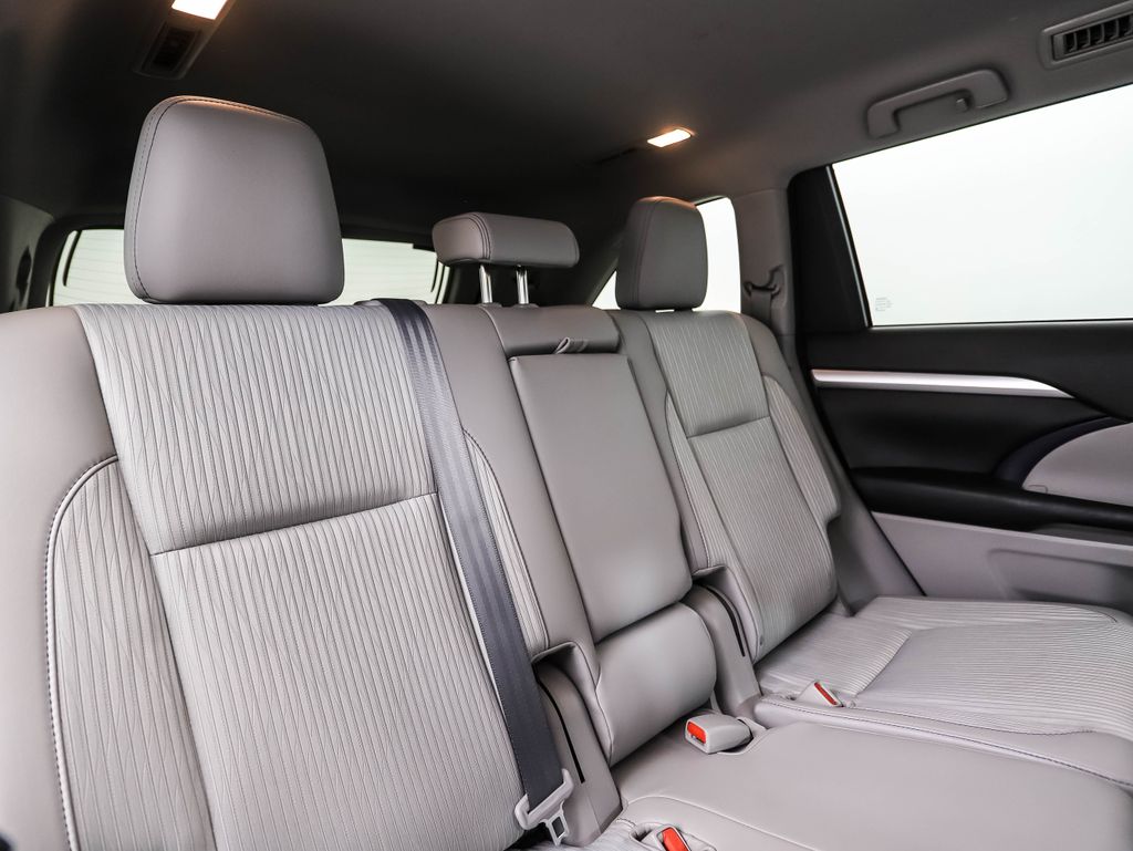 Thumbnail: 2016 Toyota Highlander - 29