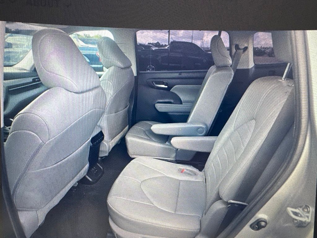 2023 Toyota Highlander XLE - 6