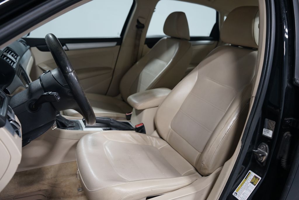 Thumbnail: 2012 Volkswagen Passat - 6