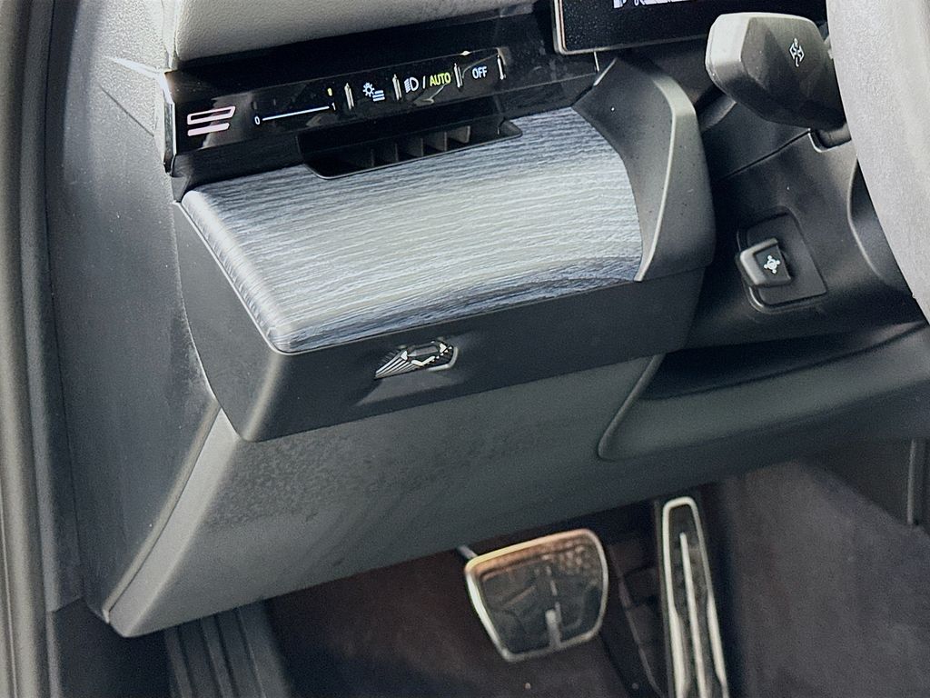 Thumbnail: 2025 BMW 5 Series - 10