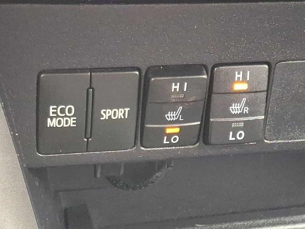 Thumbnail: 2018 Toyota RAV4 - 25