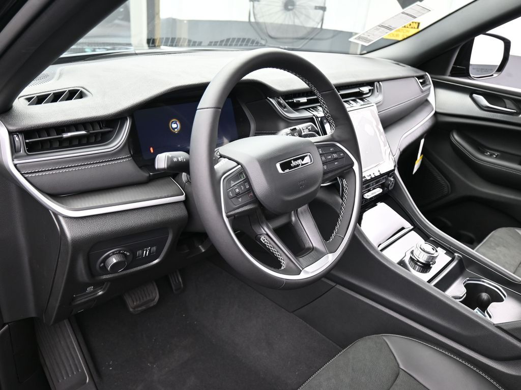 New 2025 Diamond Black Crystal Pearlcoat Jeep Altitude image 10