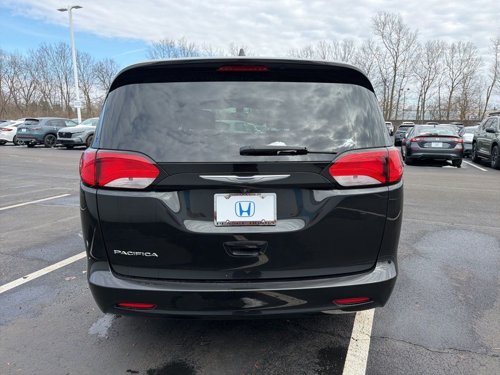 Thumbnail: 2017 Chrysler Pacifica - 4