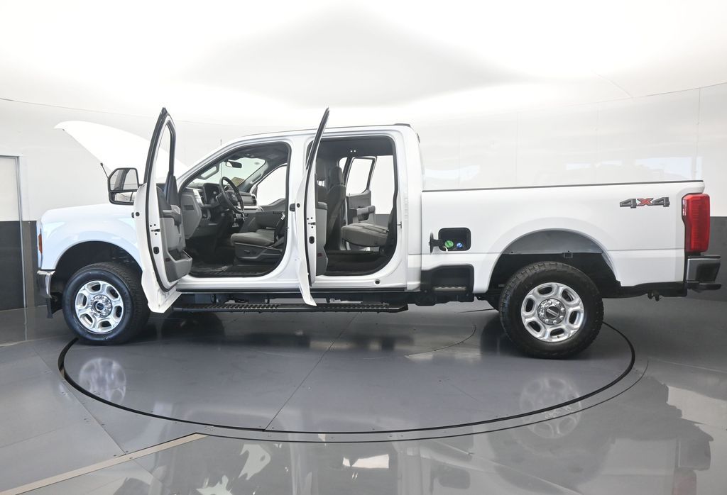 Used 2025 Oxford White Ford XLT image 77