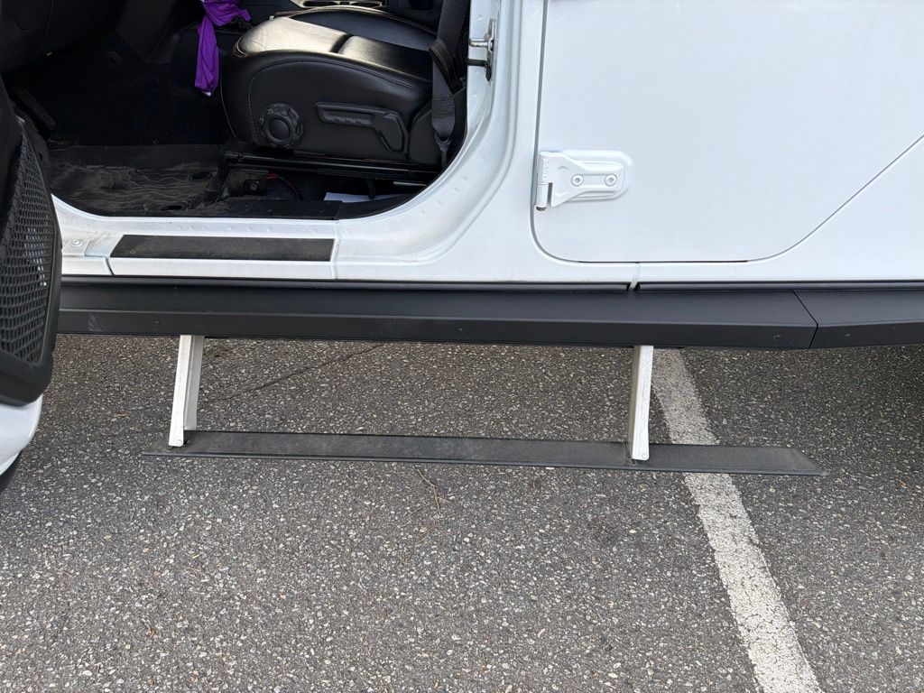 Used 2021 White Jeep Mojave image 8