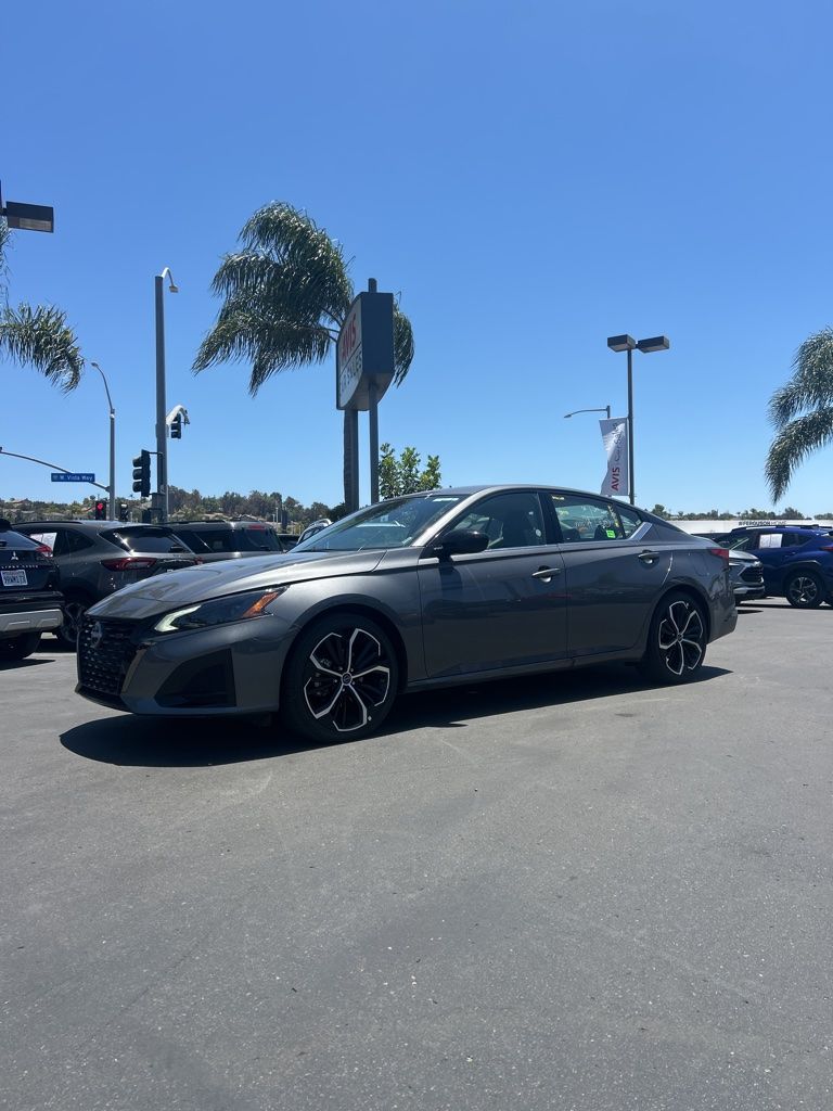 Gray 2025 Nissan Altima 2.5 SR FWD Sedan Front-Wheel Drive Continuously Variable Transmission