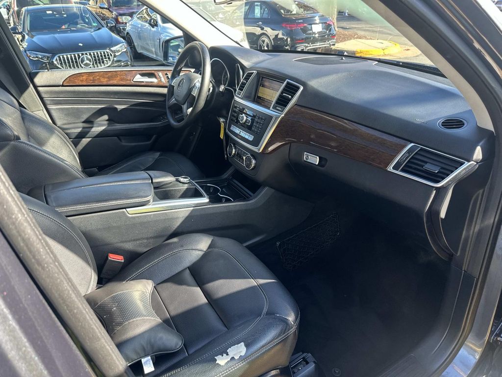 Thumbnail: 2012 Mercedes-Benz M-Class - 21