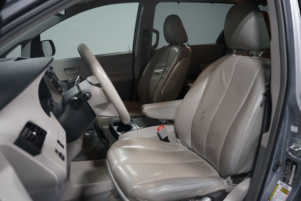 Thumbnail: 2013 Toyota Sienna - 7
