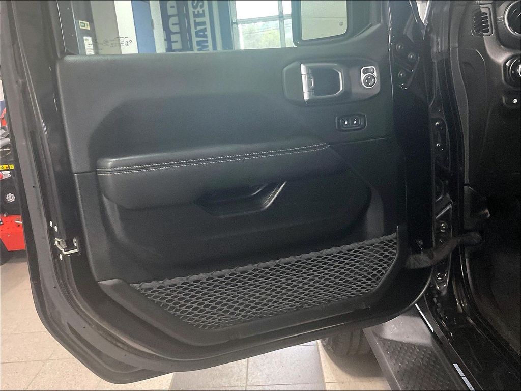 2023 Jeep Wrangler — photo 9