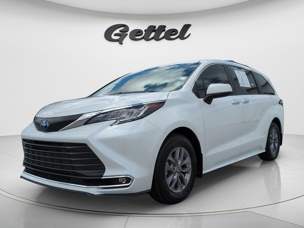 White (Wind Chill Pearl) 2022 Toyota Sienna Minivan Front-Wheel Drive Continuously Variable Transmission