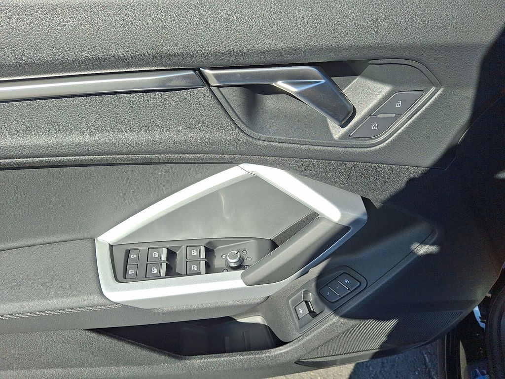 Thumbnail: 2025 Audi Q3 - 9