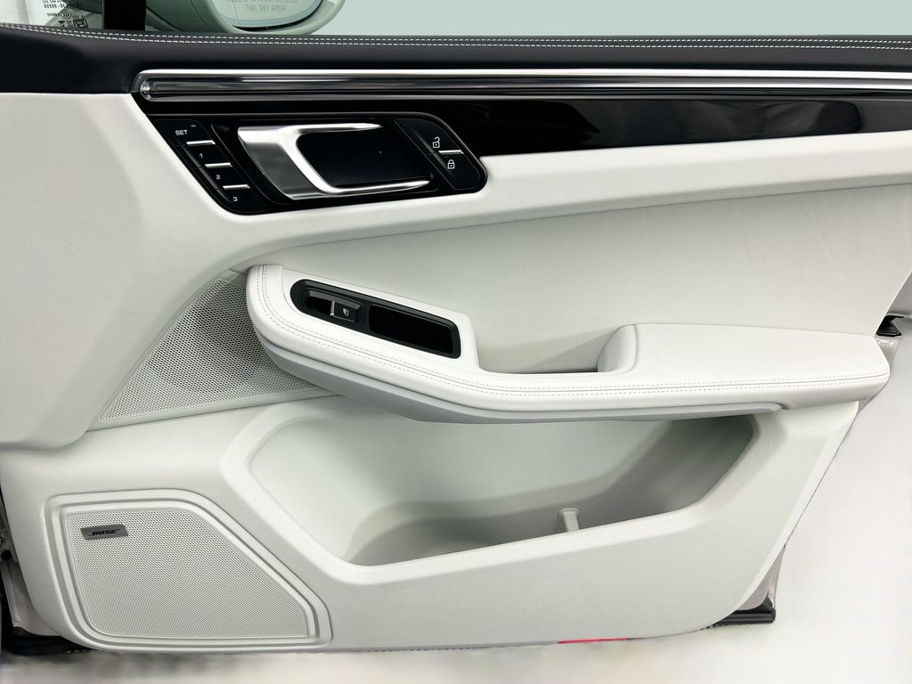 Thumbnail: 2026 Porsche Macan - 26