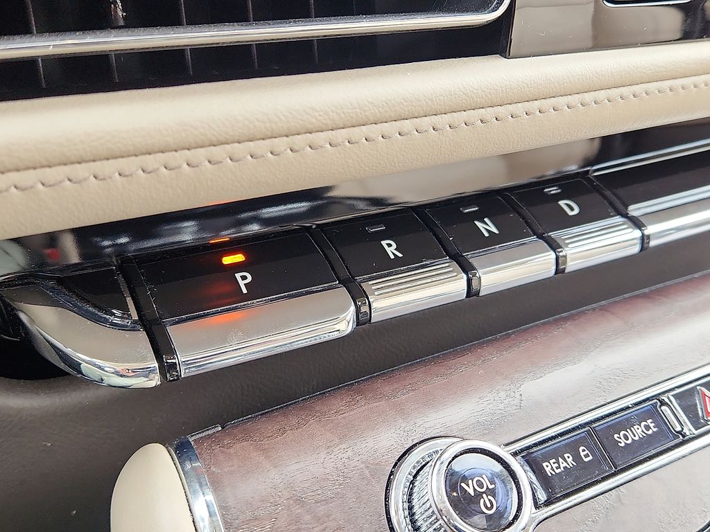 Thumbnail: 2021 Lincoln Aviator - 16