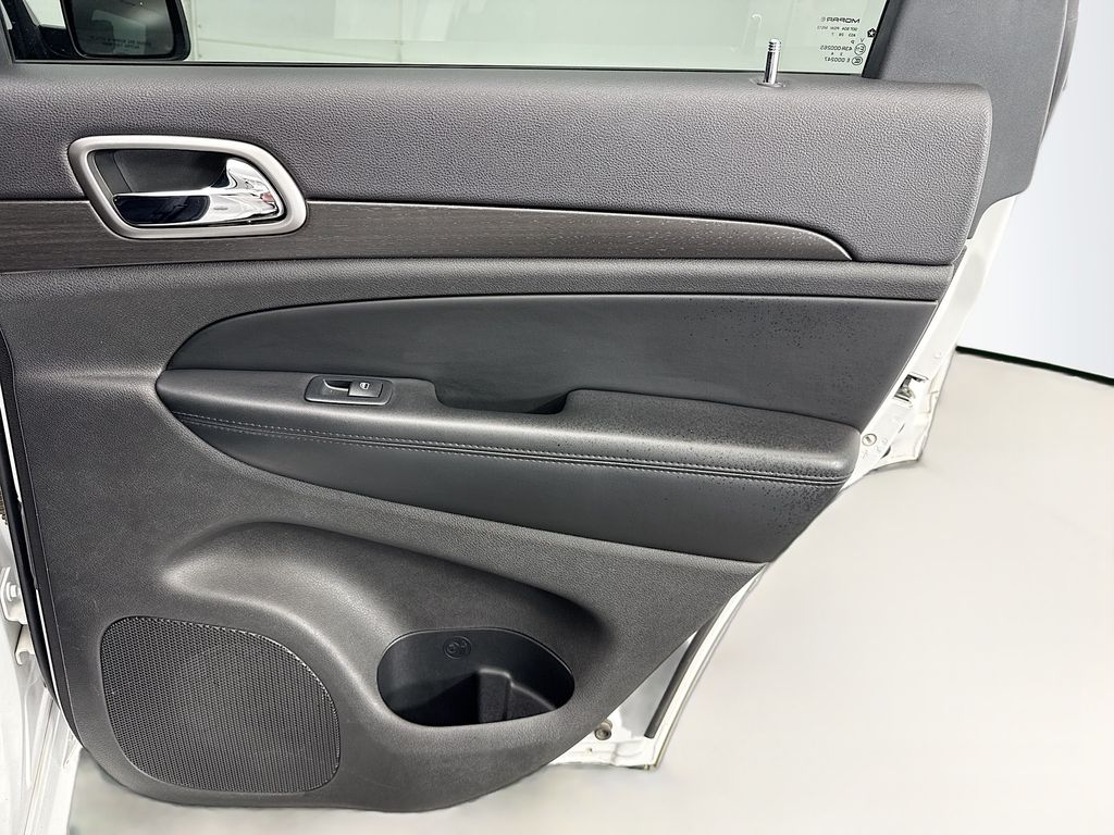 Thumbnail: 2017 Jeep Grand Cherokee - 25