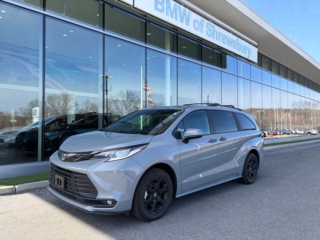 2025 Toyota Sienna Woodland Edition 7-Passenger AWD