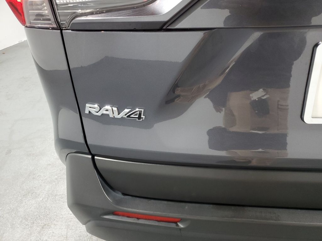 2021 Toyota RAV4 LE 10