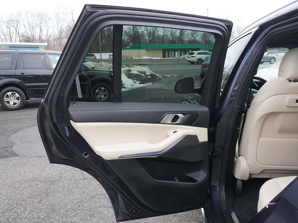 Used 2022 Gray BMW xDrive40i image 32