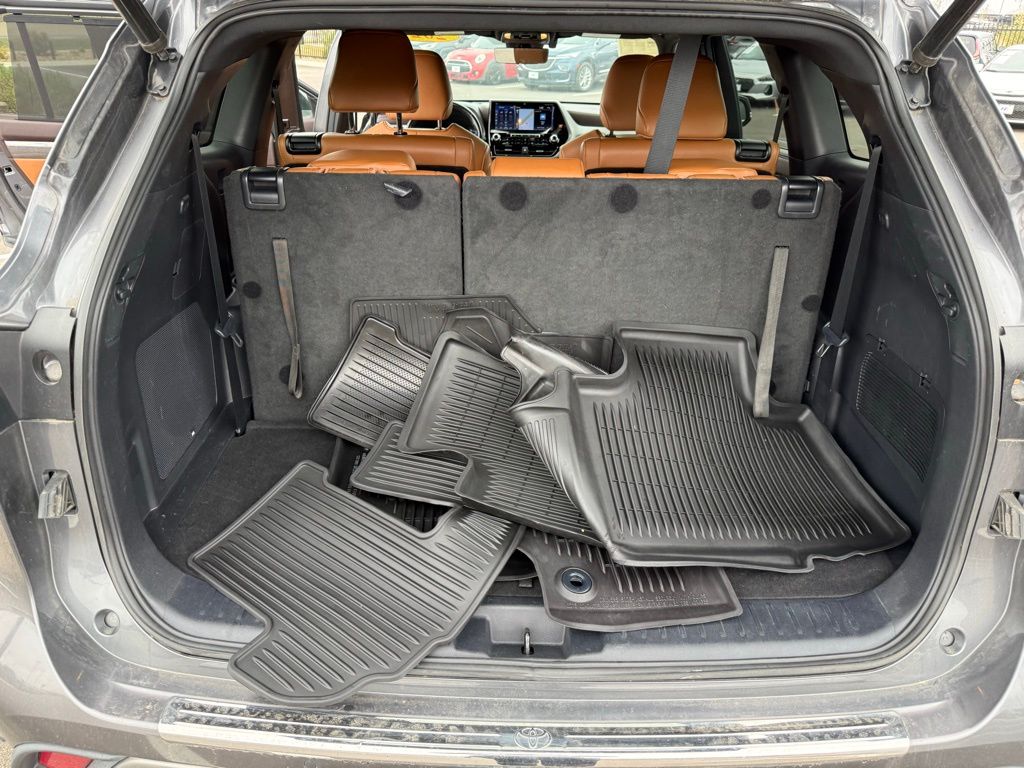 Thumbnail: 2021 Toyota Highlander - 26