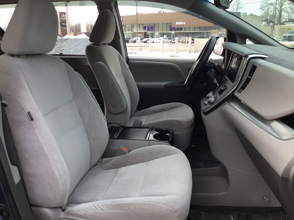 Thumbnail: 2016 Toyota Sienna - 13