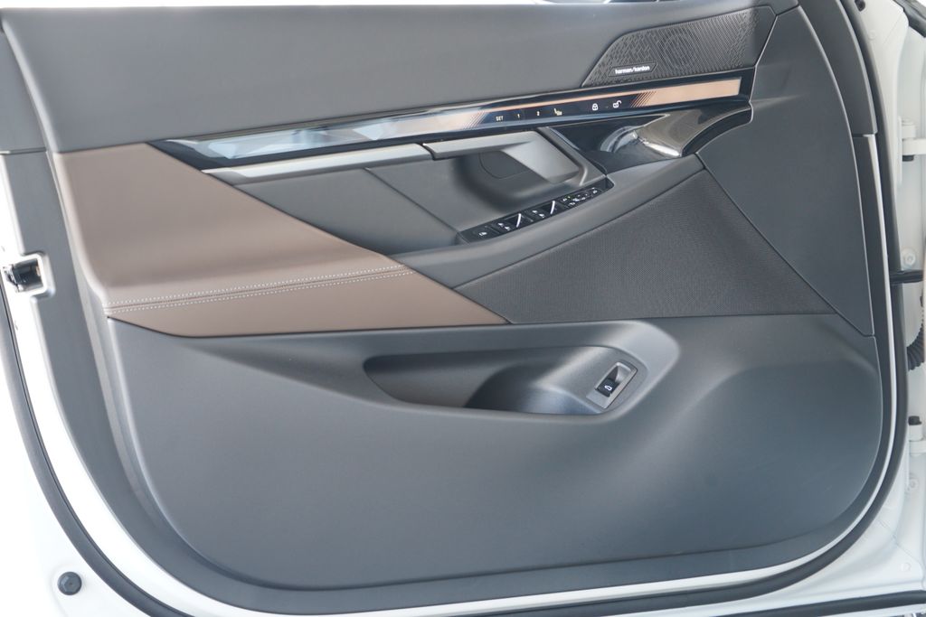 Thumbnail: 2027 BMW 5 Series - 9
