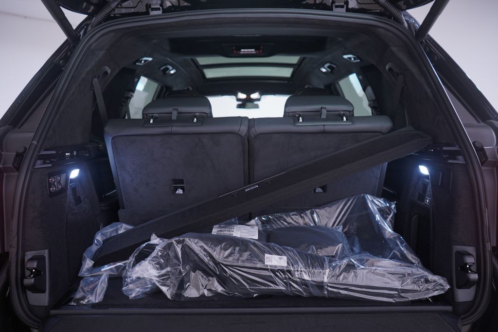 2025 BMW X7 M60i 16