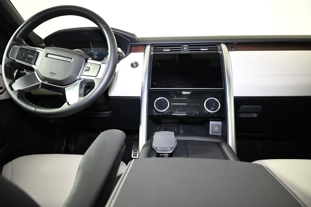 Thumbnail: 2023 Land Rover Discovery - 16