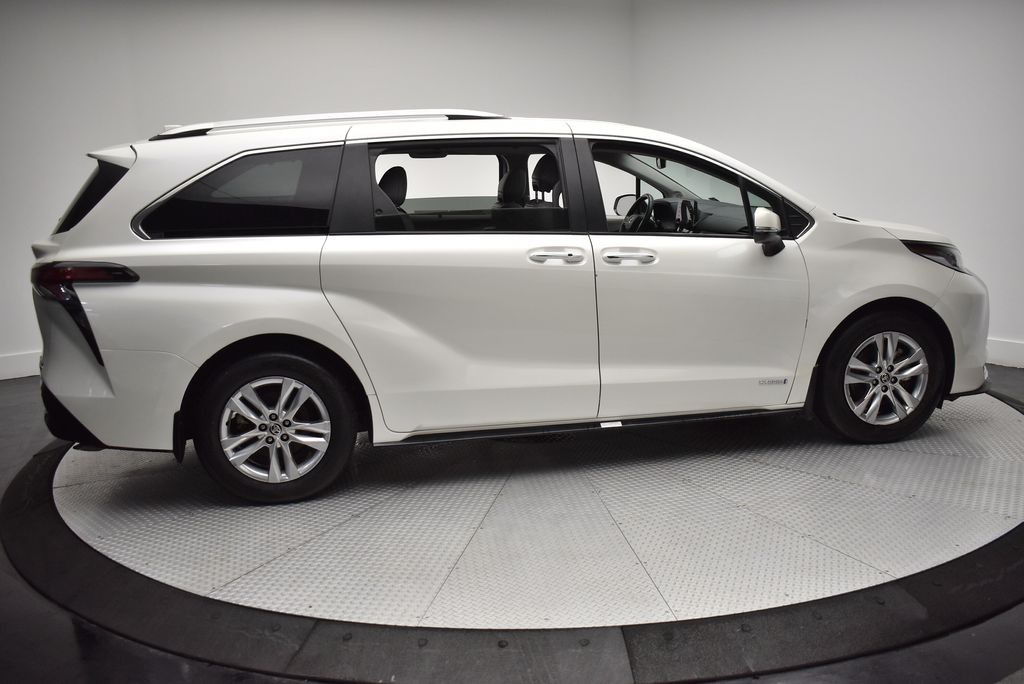 Thumbnail: 2021 Toyota Sienna - 3