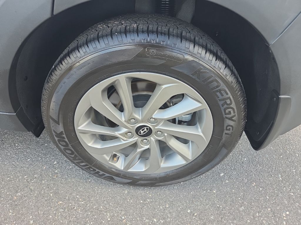 Used 2017 Silver Hyundai SE Plus image 11