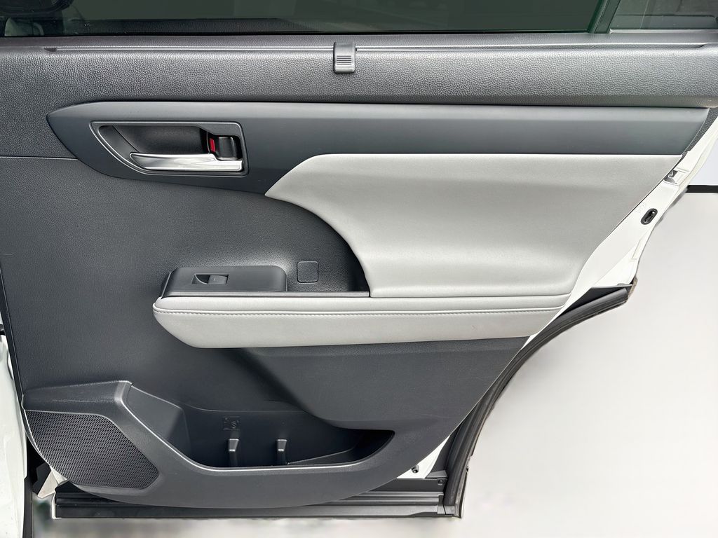 Thumbnail: 2022 Toyota Highlander - 28