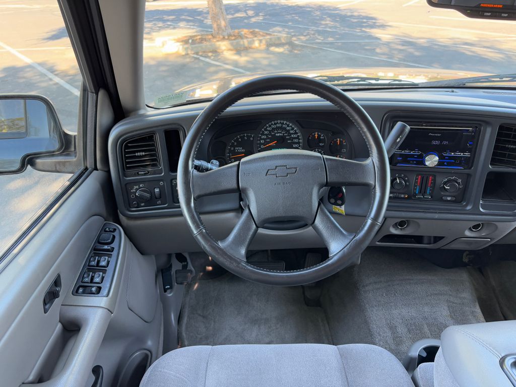 Thumbnail: 2004 Chevrolet Tahoe - 11
