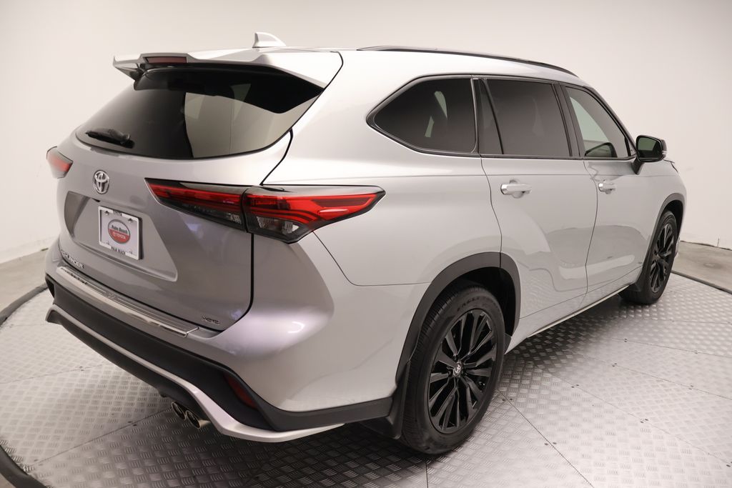 Thumbnail: 2023 Toyota Highlander - 8