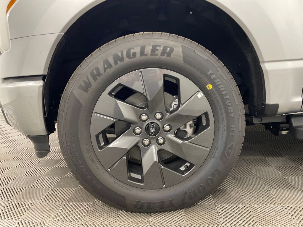 2025 Ford F-150 Lightning photo 5