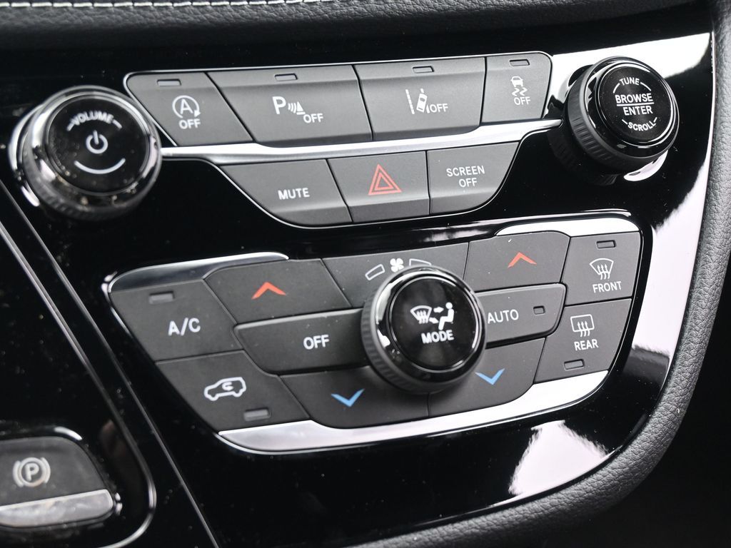 New 2026 Silver Mist Clearcoat Chrysler Select image 18