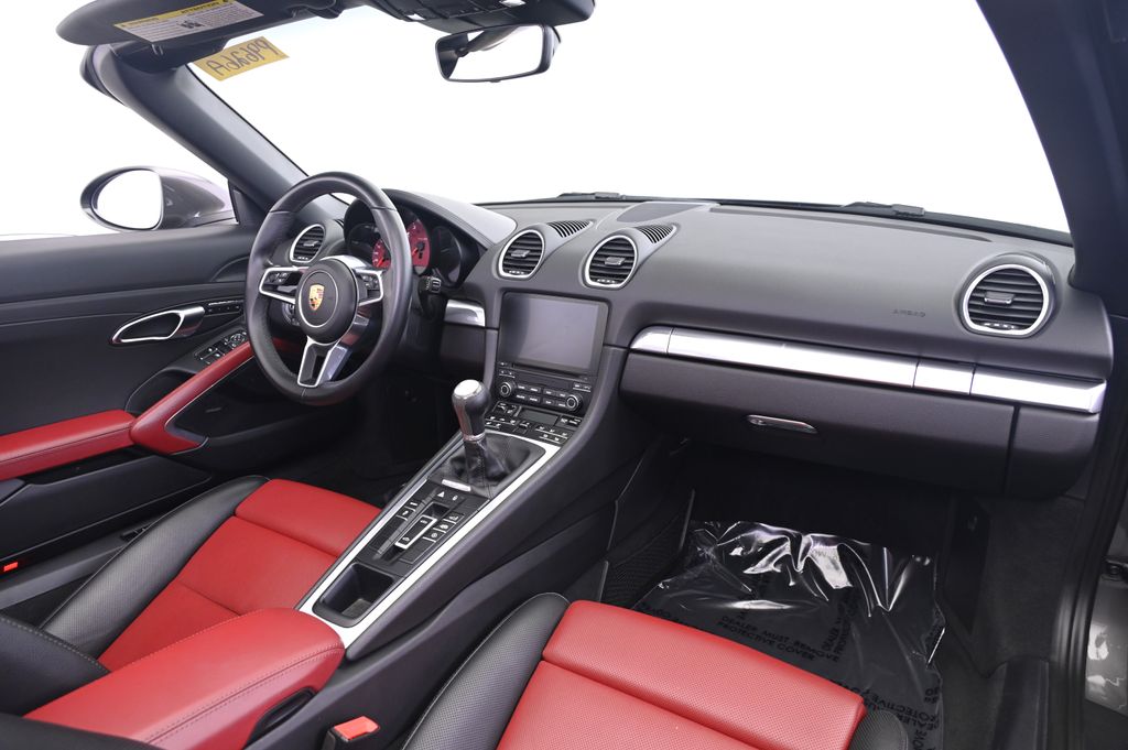 Thumbnail: 2021 Porsche 718 Boxster - 29