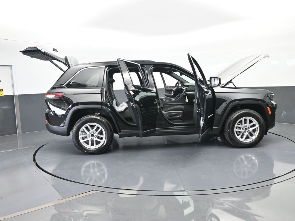 New 2026 Diamond Black Crystal Pearlcoat Jeep Laredo X image 70