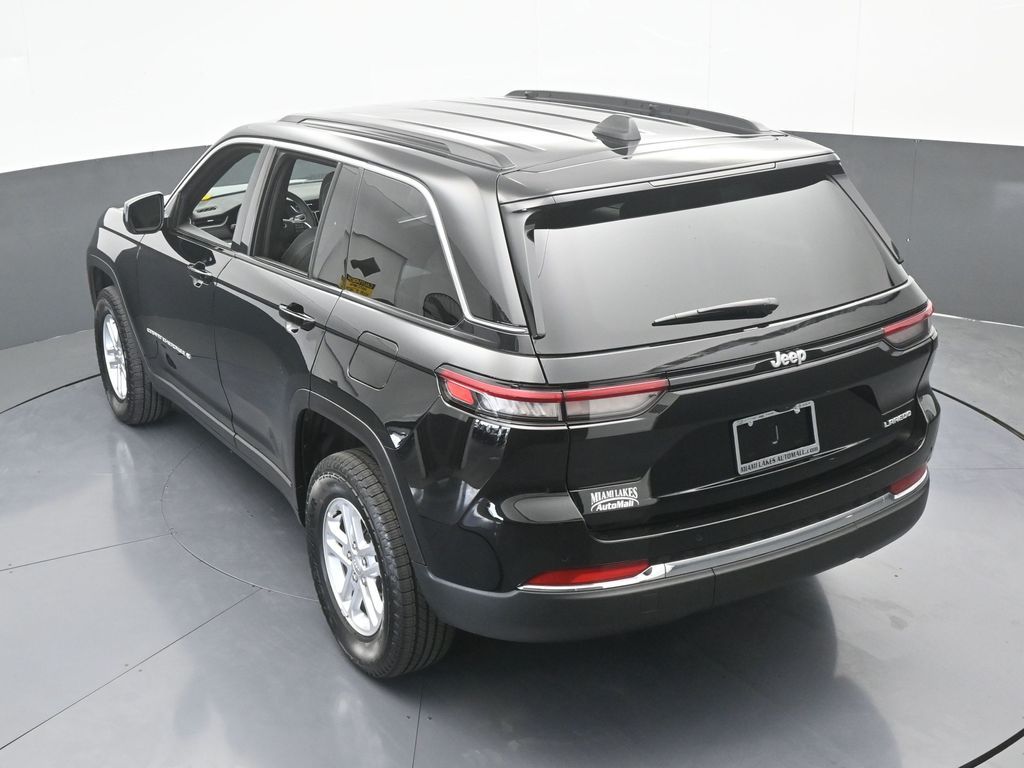 Used 2025 Diamond Black Crystal Pearlcoat Jeep Laredo image 50