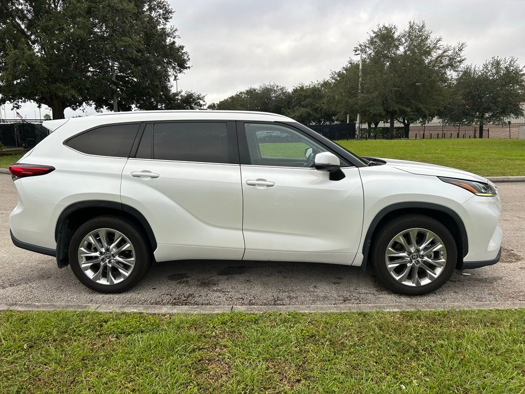 Thumbnail: 2023 Toyota Highlander - 6